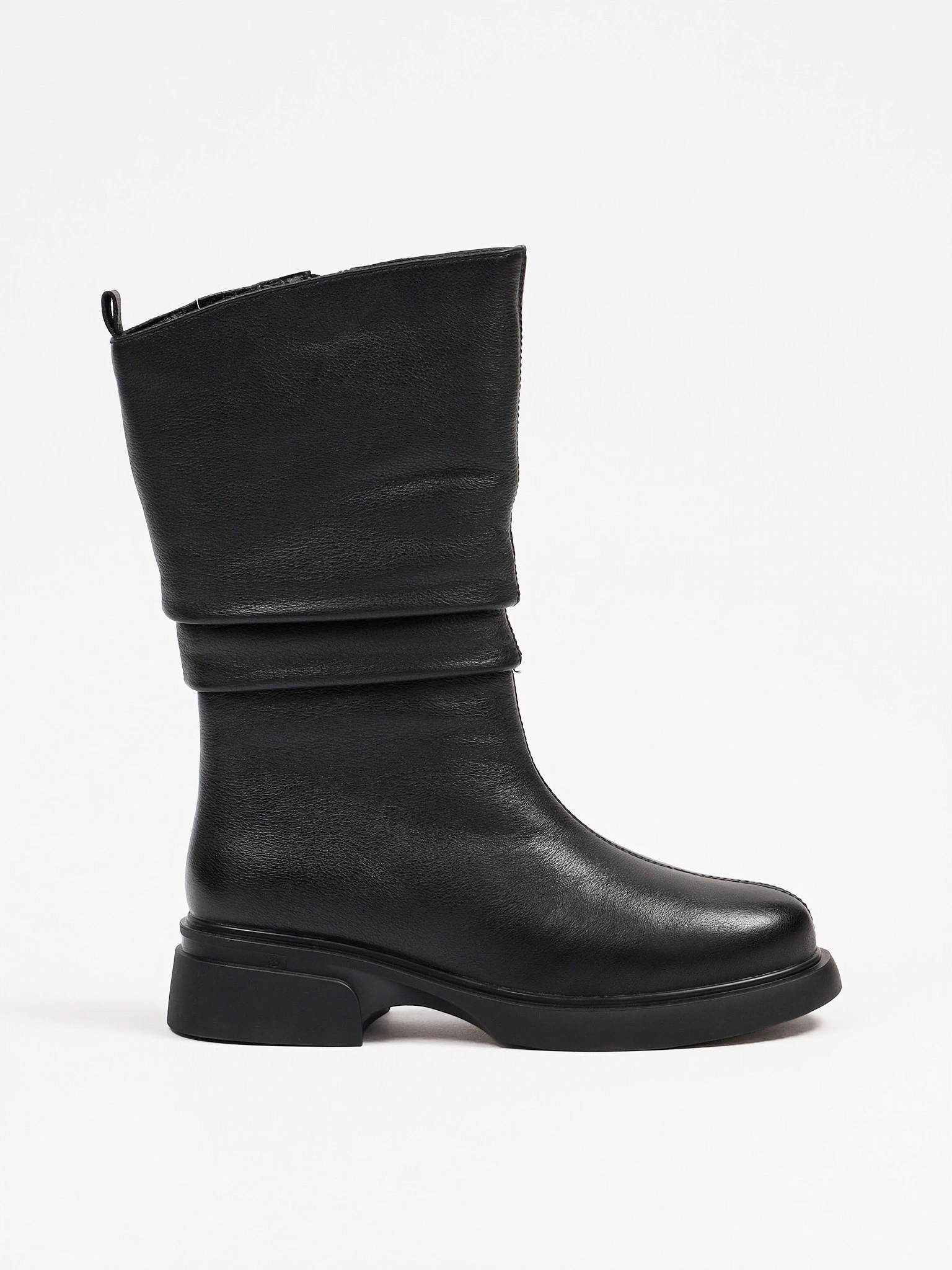 Сапоги черного цвета на среднем широком каблуке с мягкими складками